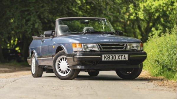 Завършваме тази колекция от ваканционни автомобили с модел, който се превръща в символ на безгрижно, икономично, лятно шофиране на открито, което не се лишава от пространство и комфорт. Saab 900 е абсолютният бестселър на шведската компания със своите почти 5 метра дължина и огромен багажник. Пуснат на пазара през 1978 г., моделът е претърпял различни еволюции през годините - с версии хечбек с 3 и 5 врати, както и кабриолет. Предлагат се много варианти на четирицилиндрови двигатели с атмосферно пълнене и инжекционни двигатели със 108 и 175 к.с. Ако избирате умело, можете да ги намерите на цени между 2000 и 10 000 евро.


